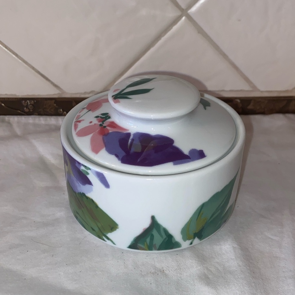 new Savoir Vivre Meadow Splendor sugar bowl with lid